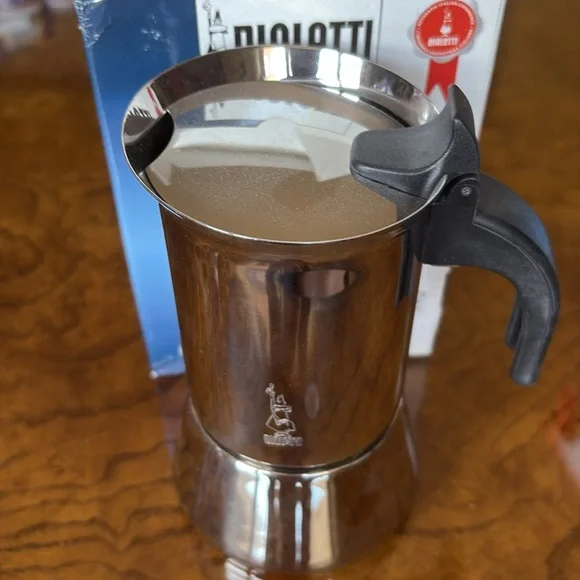 Bialetti Casa Italia Venus 4-Cup Stove Top Espresso Maker - Picture 7 of 10